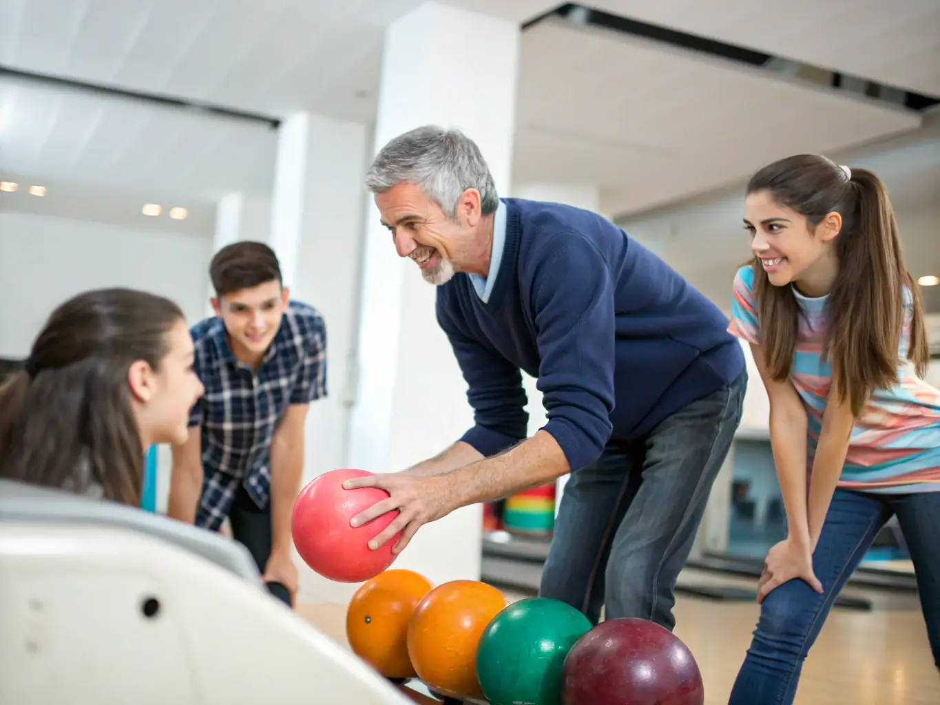 A focused image of a bowling coach providing personalized instruction to a bowler at SPORT DE QUILLES DE LUNEL, highlighting the skill development aspect of the program.